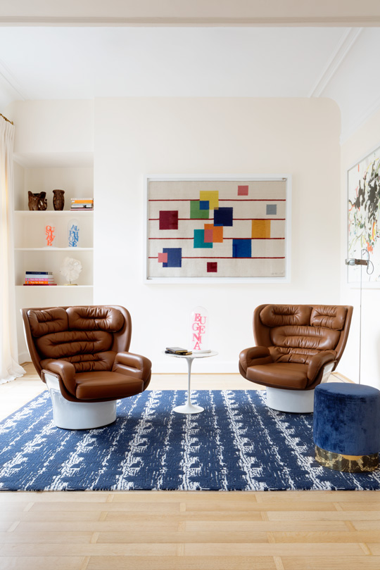 Joe Colombo armchair, le manach rug , duistt foot stool in blue velvet, Swedish wall tapestry selected by Victoria Maria Interior designer. Art by Hadrien du Roy de Blicquy